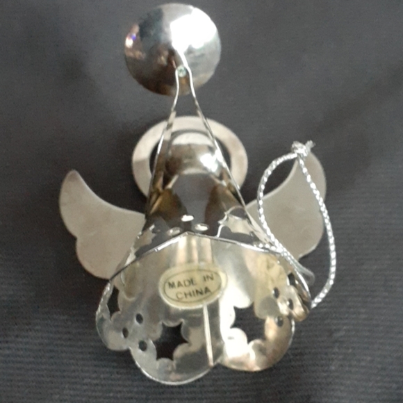 4 metal angel ornaments made in China. - Picture 6 of 8
